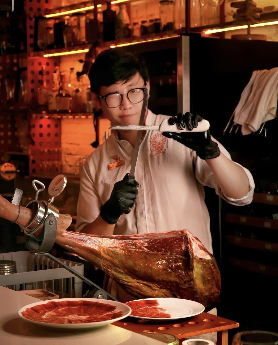 Jamón Ibérico de Bellota being hand-carved tableside